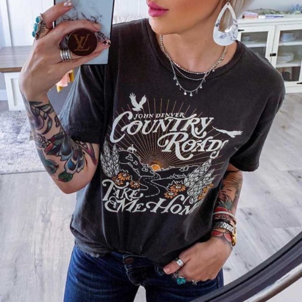 Country Roads Graphic Tee in Charcoal